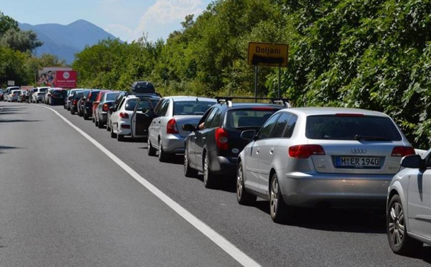 Upozorenje za vozače koji su krenuli prema moru: Kilometarska kolona na granici BiH