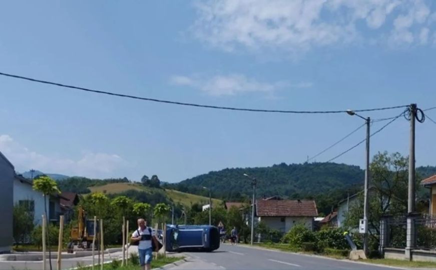 Saobraćajna nesreća u BiH: Vozač automobilom udario u stacionarni radar, pa se prevrnuo na krov