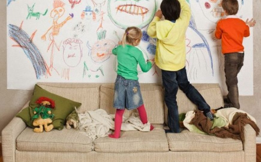 Čest problem za mnoge roditelje: Evo kako očistiti kauč koji je dijete išaralo