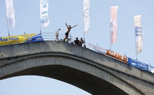 Zamalo tragedija u Mostaru: Skočio sa Starog mosta, a ispod u punoj brzini naletio čamac...