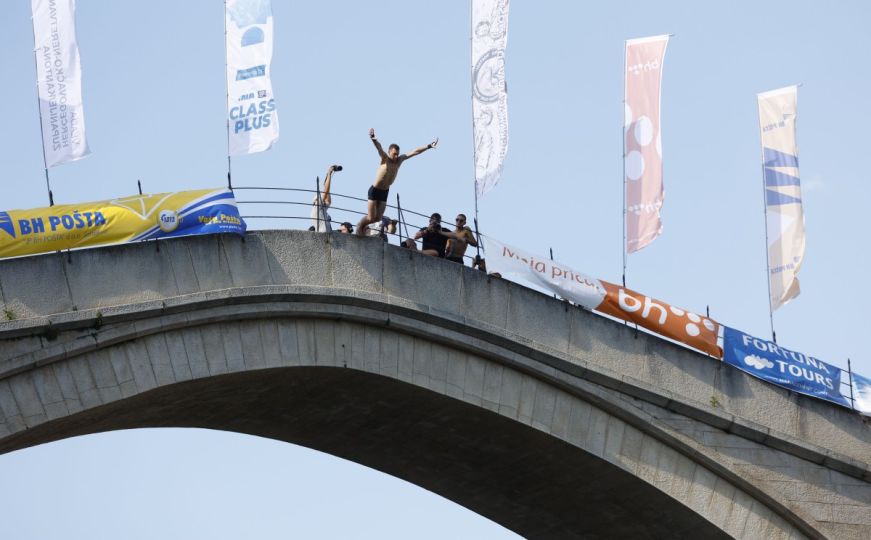 Zamalo tragedija u Mostaru: Skočio sa Starog mosta, a ispod u punoj brzini naletio čamac...