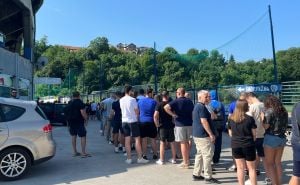 Pogledajte redove ispred stadiona Grbavica: Svi žele kartu za spektakl