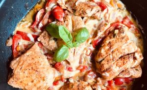 Recept dana: Pileće šnicle u sosu od vrhnja i sira