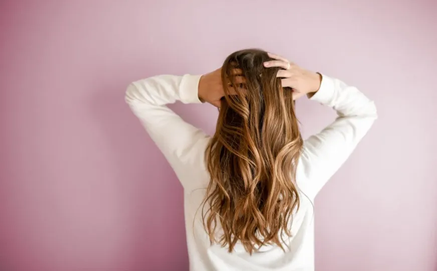 Želite lijepu frizuru bez sušenja fenom: Saznajte kako do talasaste, a kako do ravne kose?
