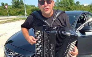 Pogledajte kako harmonikaš Samir Nurkić prodaje automobil: "Raketa bez mana, prilika prava"