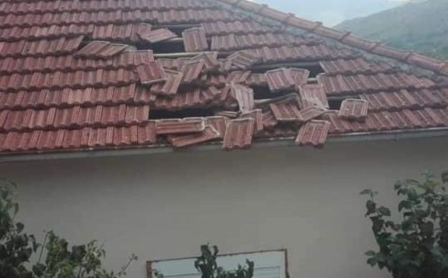 Tragedija u BiH: Radnik poginuo dok je popravljao krovove nakon nevremena