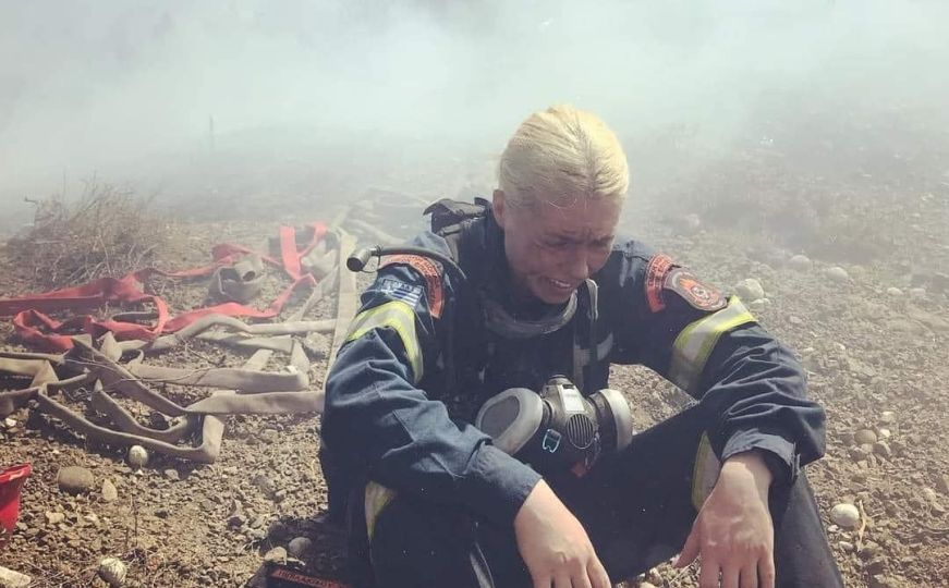 Emotivni prizor iz Grčke obišao svijet: Vatrogaskinja sjedi na tlu i plače, iza nje vatrena stihija