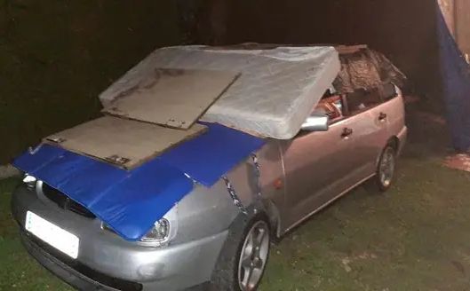 Slika automobila prekrivenog madracima postala viralna: 'Star je 24 godine, za novi nemam'