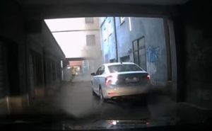 Dramatičan video: Obrušila se fasada, dječaci za dlaku izbjegli tragediju