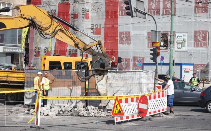 Brojni izazovi pred vozačima: Mokar kolovoz, opasnost od odrona i novi brojni radovi