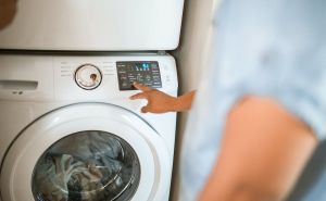 Iznenađujući rezultati: Znate li šta se dešava s vešom i plastičnom kesicom nakon 30 minuta pranja?