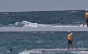 Dramatičan video iz Crne Gore: Podignuta crvena zastavica, a kupači neće da izađu iz vode