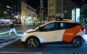 Taksi bez vozača Cruise vozi ulicama San Francisca