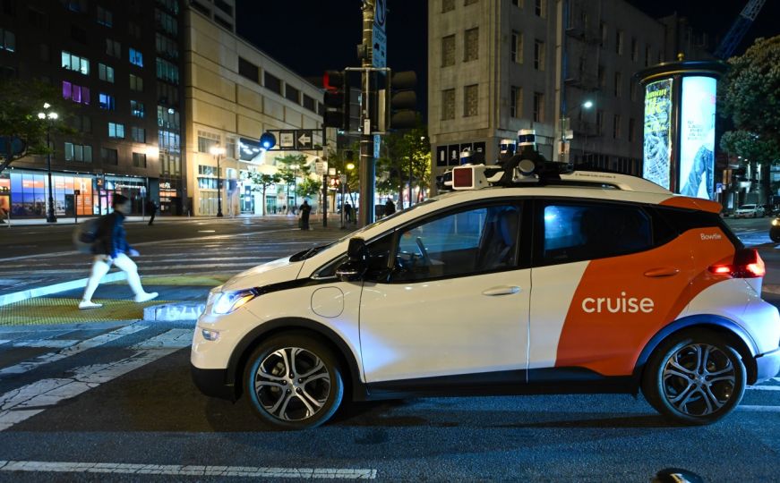 Taksi bez vozača Cruise vozi ulicama San Francisca