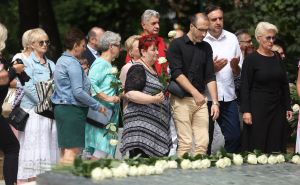 Završena rekonstrukcija Sarajevskog ćilima: Položeno 100 bijelih ruža za ubijenu djecu