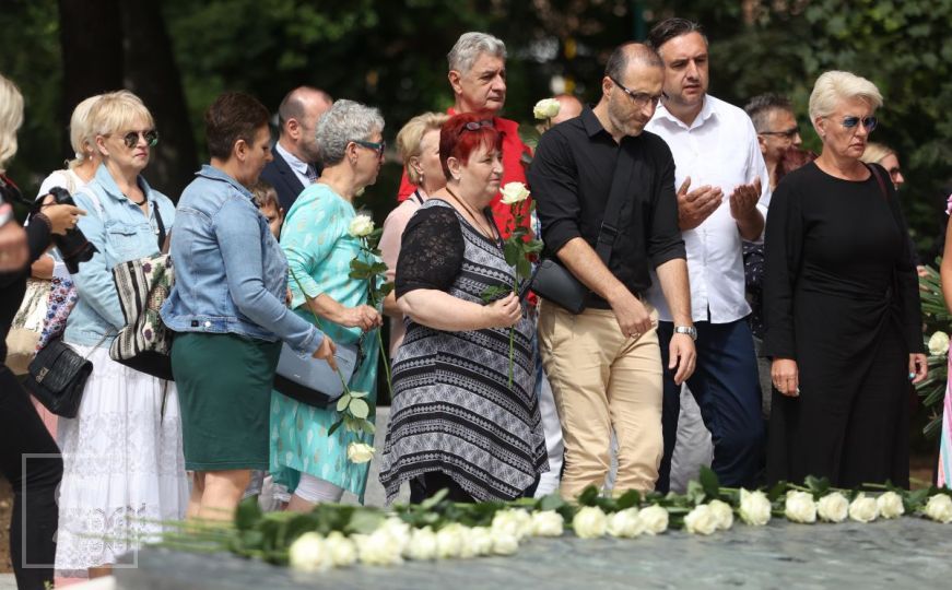Završena rekonstrukcija Sarajevskog ćilima: Položeno 100 bijelih ruža za ubijenu djecu