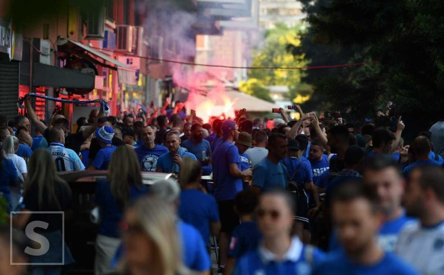 Na Grbavici se očekuje spektakl: Rijeke navijača FK Željezničar idu ka stadionu