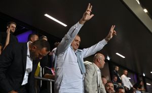 U "svom stilu": Milorad Dodik sa podignuta tri prsta bodri Borac u Beču