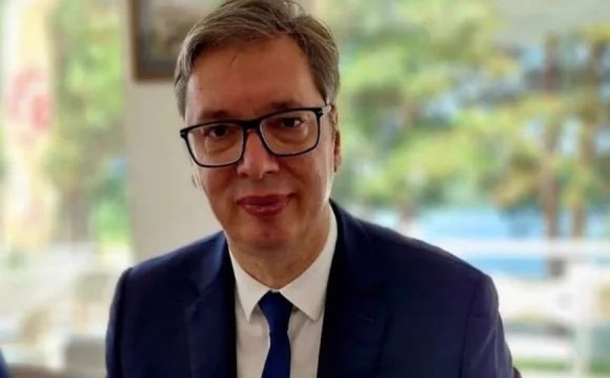 Vučić objavio fotku na Instagramu, uslijedio urnebes u komentarima: Otkad se višnje jedu viljuškom?