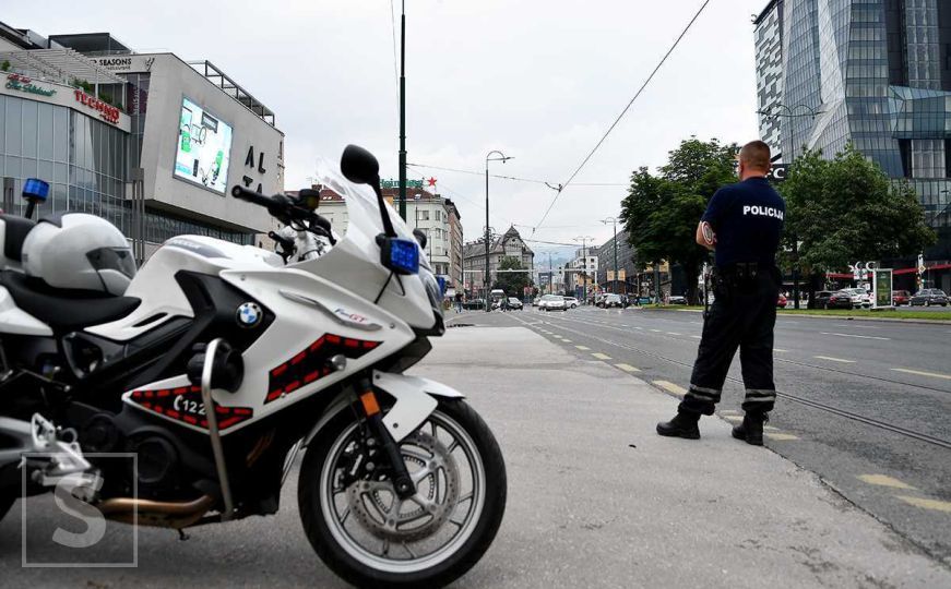 Saobraćajna nesreća u Sarajevu: Motocikl završio na asfaltu, ima povrijeđenih