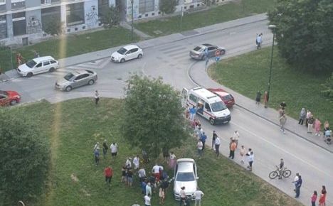 Saobraćajna nesreća u Sarajevu: BMW-om oborio dvije djevojke, prevezene su na KCUS