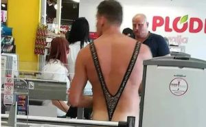 Ušetao u trgovinu u Hrvatskoj u kupaćem u stilu Borata i šokirao: 'Ovo je turista s ludom idejom...'