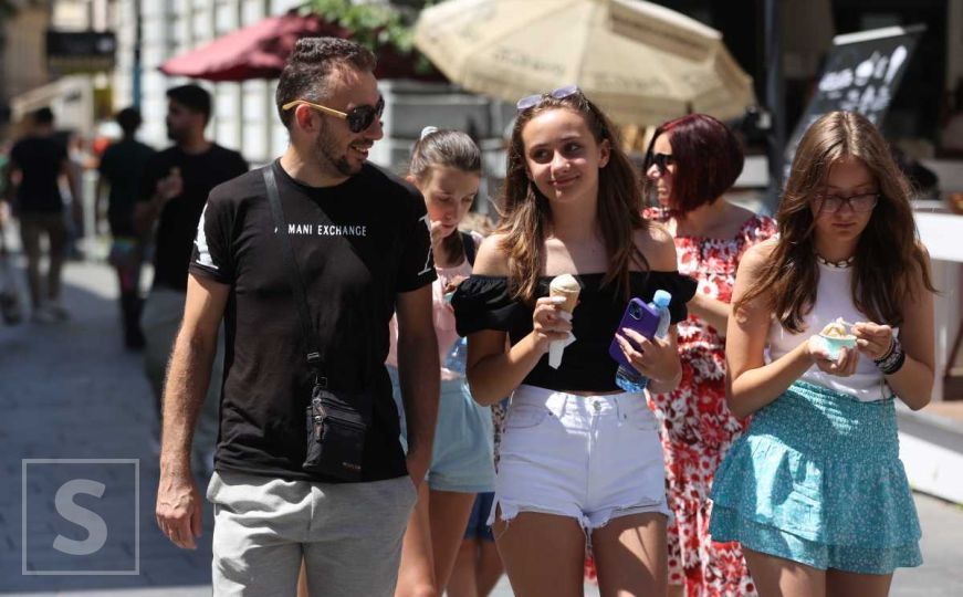 Ljetna subotnja dnevna špica u Sarajevu: Građani i turisti uživali na ugodnih 28 stepeni