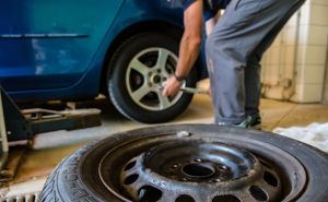 Hrvatska: Prevaranti buše gume na automobilima, pa nude pomoć vlasnicima za velike pare