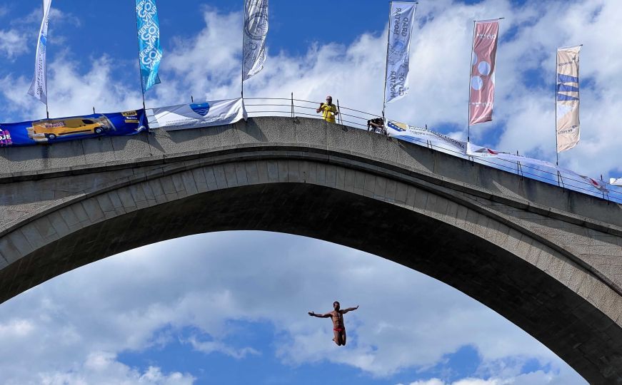 Počeli skokovi sa Starog mosta: 40 takmičara se bori za laskavu titulu šampiona