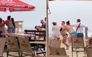 Brutalna tučnjava žena na plaži: Sijevale pesnice, muškarac završio na zemlji