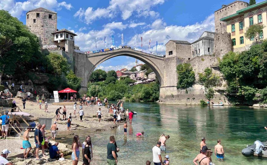Završeni tradicionalni skokovi sa Starog mosta u Mostaru: Pobjednici su Igor Kazić i Evald Krnić