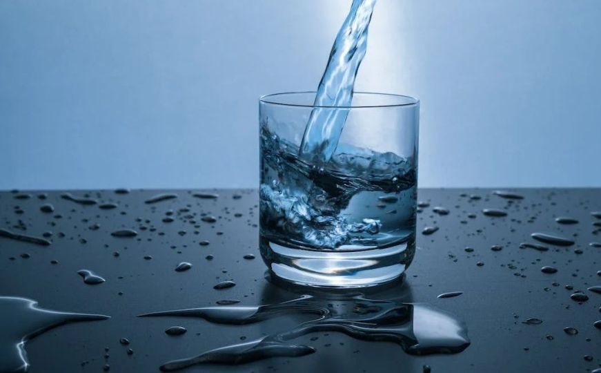 Stručnjaci jednoglasni: Koliko možete popiti mineralne vode, a da vam ne naškodi?