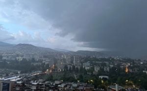 Crni oblaci nad Sarajevom: Pada jaka kiša praćena grmljavinom, upaljen narandžasti meteoalarm