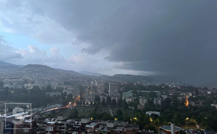 Crni oblaci nad Sarajevom: Pada jaka kiša praćena grmljavinom, upaljen narandžasti meteoalarm