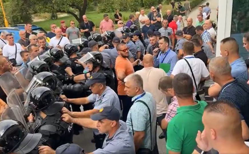 Policija spriječila dalji sukob: Bego Gutić s građanima uspio ući u zgradu Općine