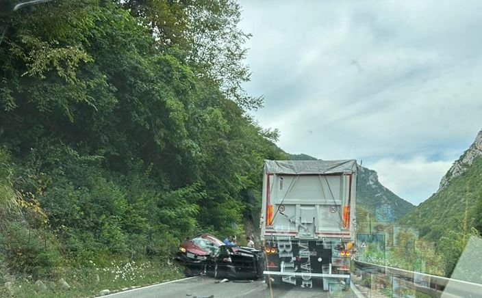 Teška nesreća na putu Jajce - Banja Luka: Pokušao preteći kamion pa izazvao udes