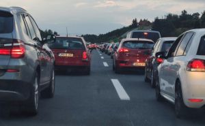Vozači, oprez: I danas se očekuje pojačan promet i gužve na granicama, evo gdje su radovi
