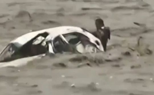Zastrašujući snimak iz Kine: Čovjek se pokušava izvući iz automobila kojeg nosi poplava