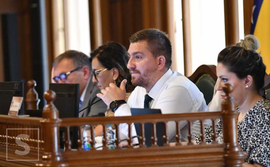 Ademović: "Pozivam načelnika Mandića da umjesto 'lova na vještice' počne rješavati probleme građana"