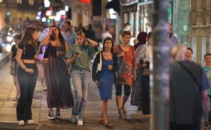 Sarajevske ljetne noći mnogi građani provode u šetnji. Jeste li i vi među njima?