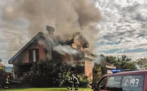 Veliki požar u bh. susjedstvu: Porodična kuća u izgorjela zbog laptopa, intervenisalo 15 vatrogasaca