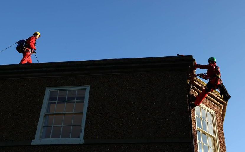 Drama u Velikoj Britaniji: Demonstranti se popeli na krov kuće britanskog premijera Rishija Sunaka!