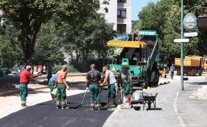 Pogledajte kako su tekli radovi na asfaltiranju ulice u centru Sarajeva