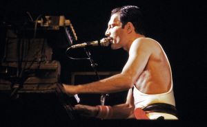 Lični predmeti Freddie Mercuryja na prodaji: Klavir, ručno pisani tekstovi pjesama, kostimi...