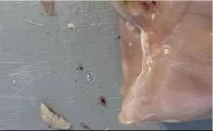 Preko online trgovine u Hrvatskoj kupio piletinu: Zaprepastio se kada je vidio šta je u njoj