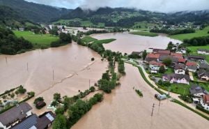 Pogledajte apokaliptične scene u Sloveniji: Bujice nose auta, građani u strahu