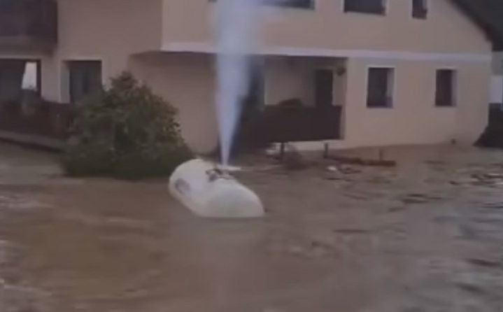 Dramatična scena u Sloveniji : Plinski spremnik pluta u poplavi - iz njega curi plin
