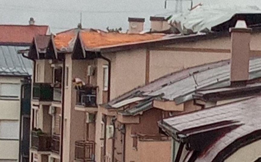 Haos u Beogradu zbog nevremena: Oluja odnijela dio krova, objavljene fotografije