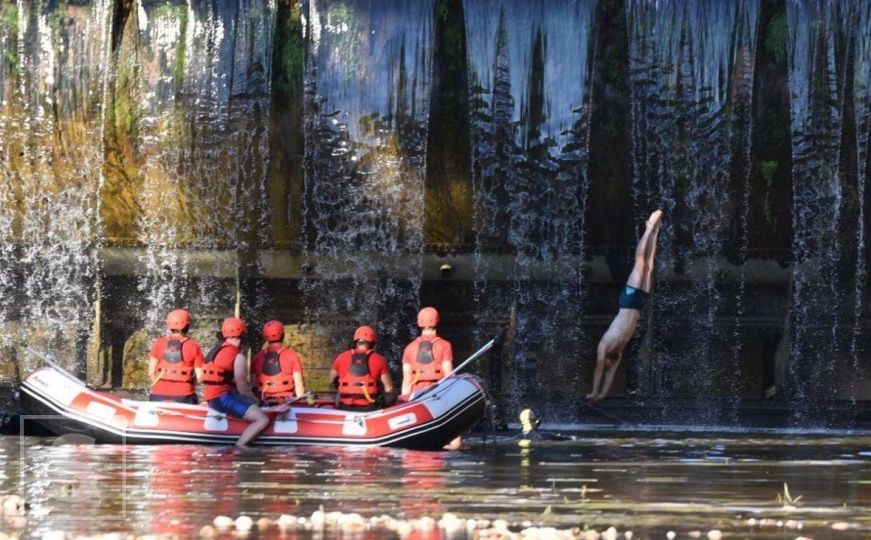 Nesreća na Bentbaši: Ukrajinac skočio u Miljacku, povrijeđen je