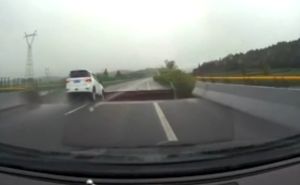 Kad vožnja postane noćna mora: Vozač naišao na rupu koja je nadmašila i naše na Balkanu